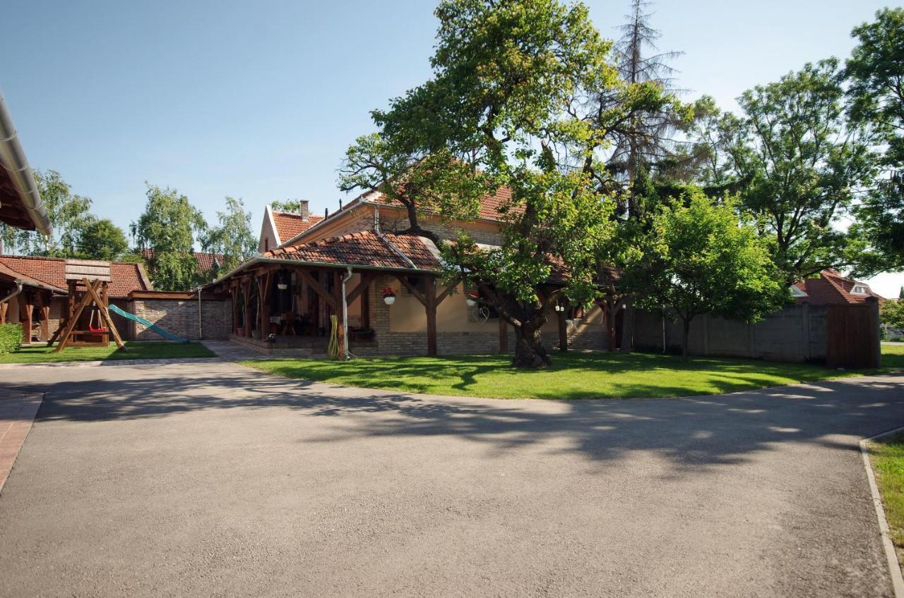 Villa Rusztika Gyula Exterior photo